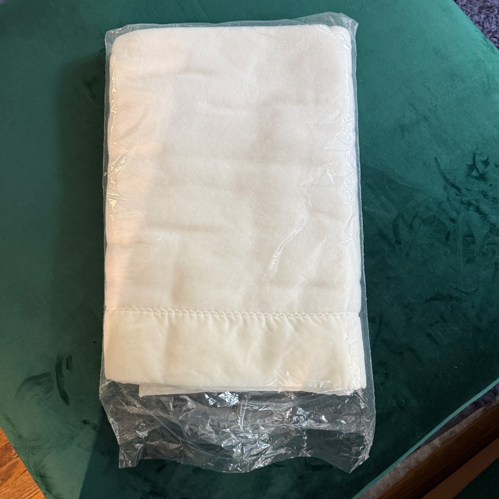 Vintage Quiltex White Satin Trim Baby Blanket ILGWU Union Made 36x50 - Picture 2 of 8